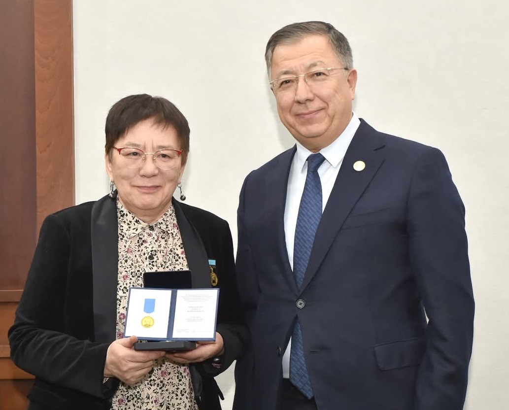 Молекулалық биология және генетика кафедрасының профессоры Өмірбекова Наргүл Жаппарқызы «Әл-Фараби» алтын медалімен марапатталды